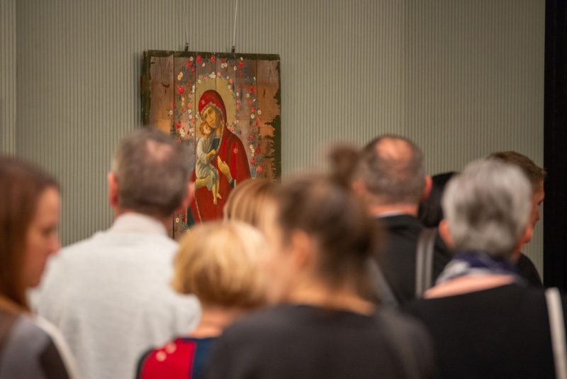 Šventųjų ikonos ant šovinių dėžių