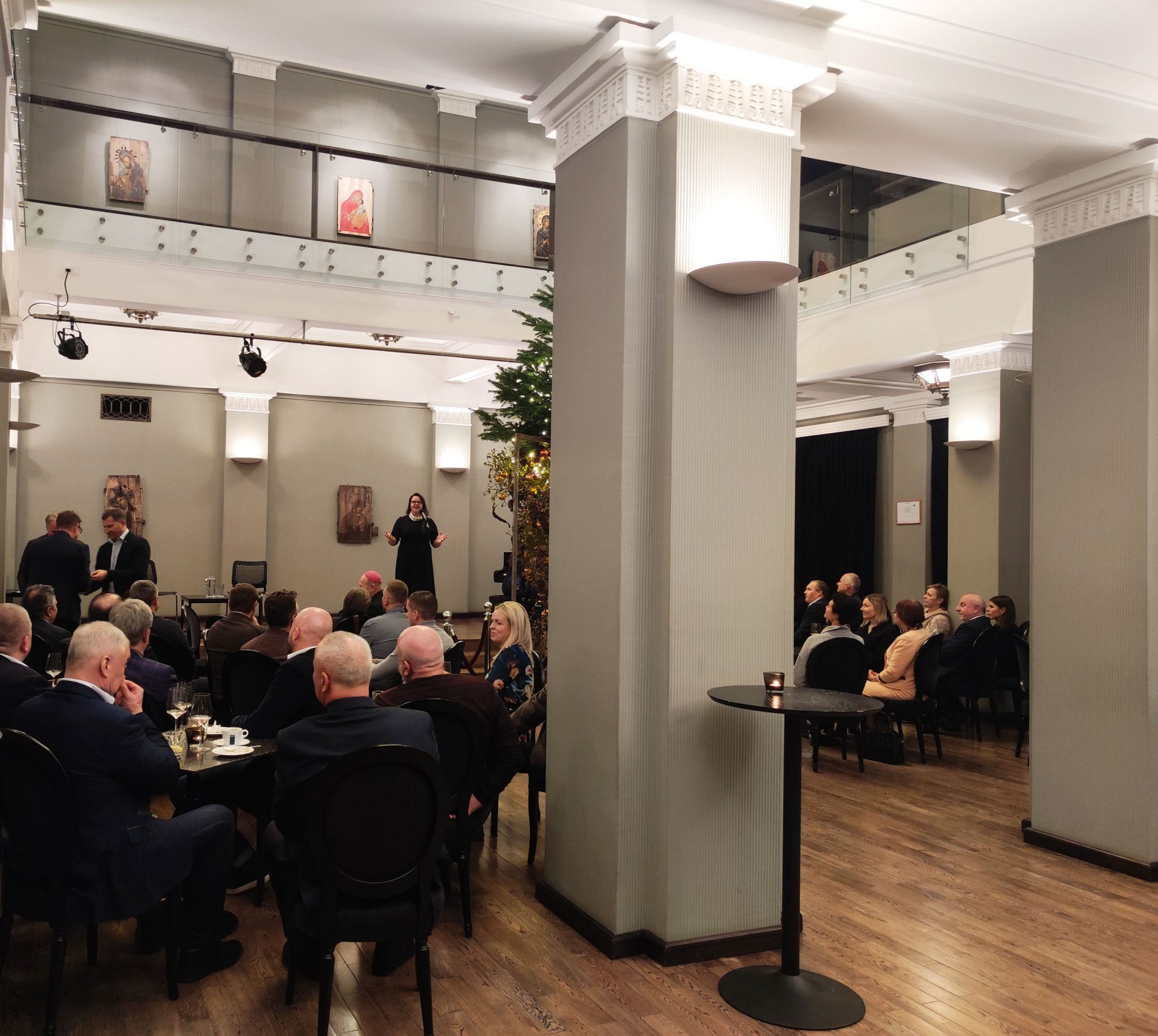 media_20241202_164738_5380545329736329588-m